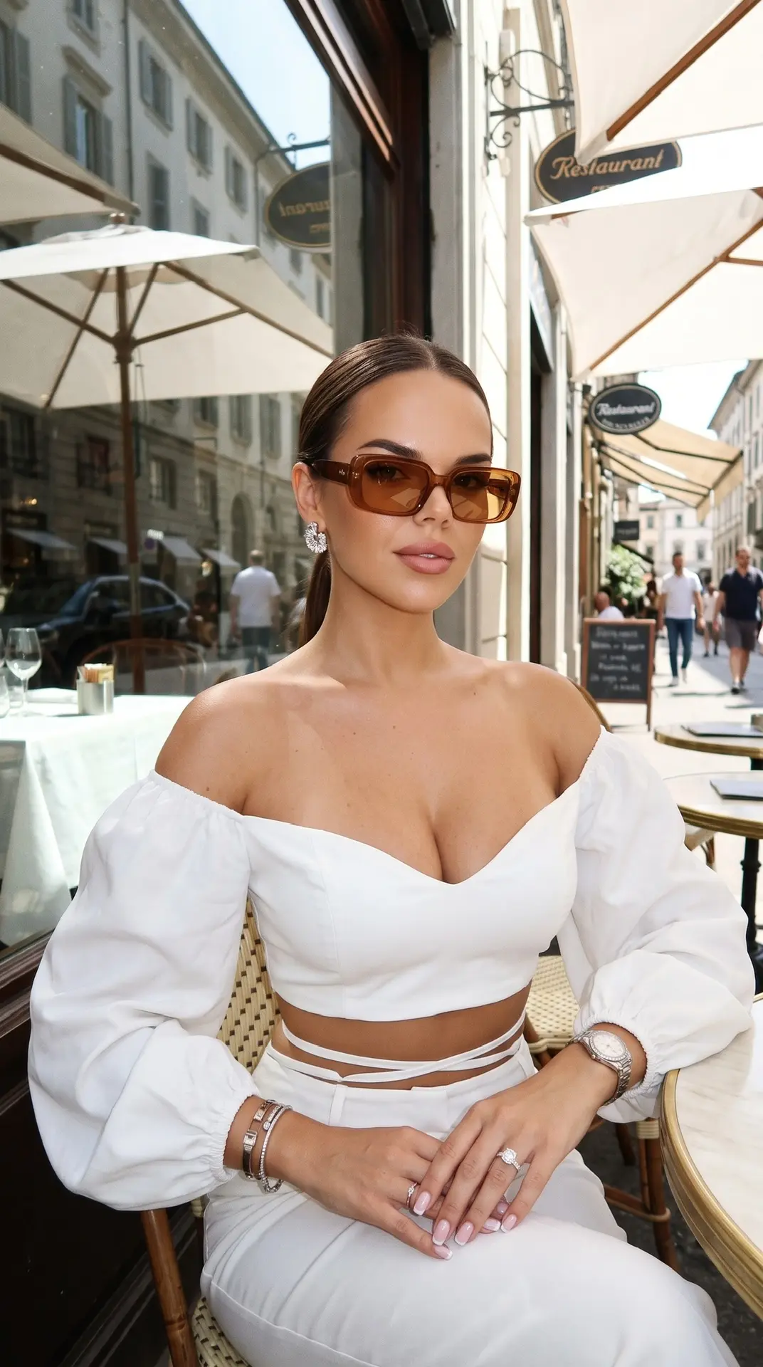 Фотореалистичный fashion-портрет женщины, сидящей за столиком уличного кафе в солнечном европейском 