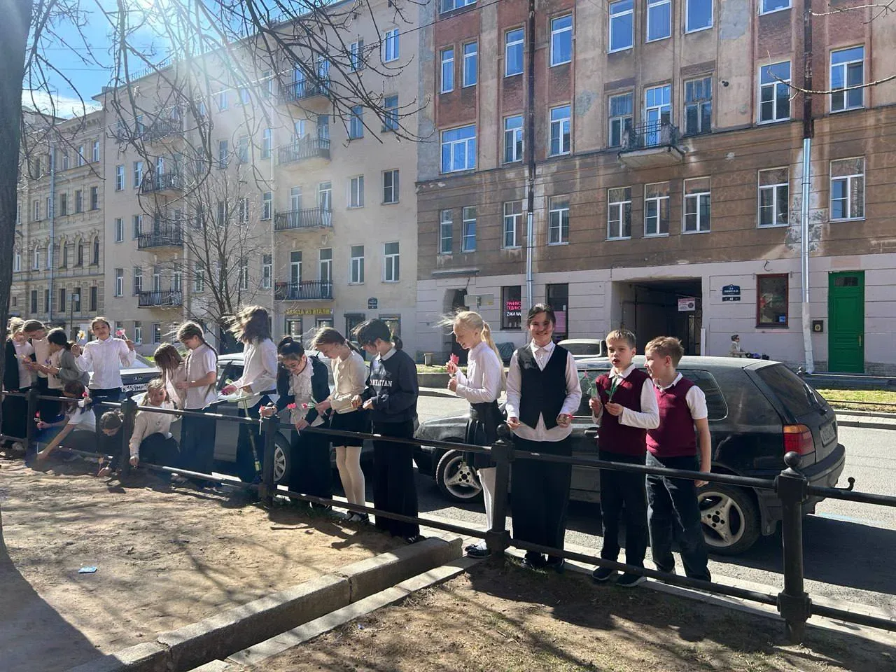 Спасаем газоны вместе! 🌸🌱🧤  Накануне Дня Земли наши юные гимназисты решили взять под защиту зелёные 