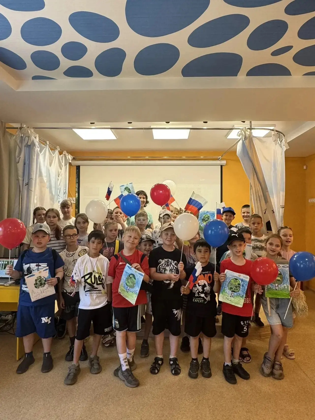 09.06 в преддверии праздника «День России»ребята из школьного лагеря посетили литературную гостиную 