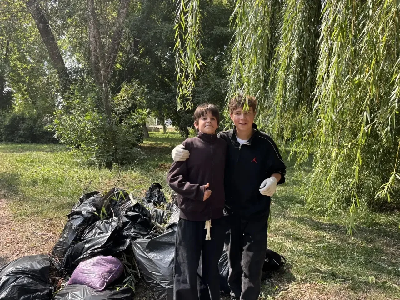 🧹🌳 Ученики и педагоги пятой школы дружно вышли на субботник в сквер Комсомола.