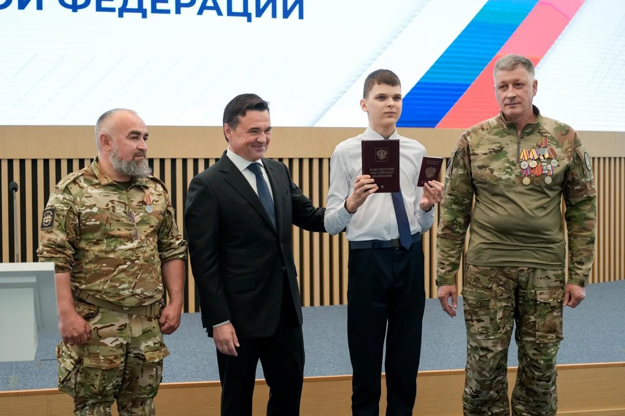 Накануне Дня России вместе с добровольцами легендарного отряда «БАРС» вручили первые паспорта юным ж
