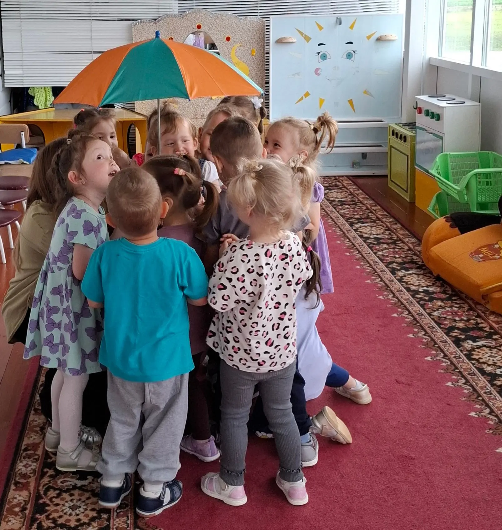 Икенче кече яшь төркеме балалары белән "Янгыр һәм кояш" уены уйнау
Тәрбияче: Ахмаева Р.Х.