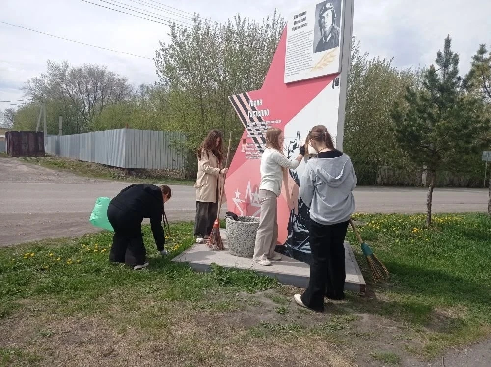 🕊️Помним!  День рождения Николая Гастелло  Сегодня, дежурный 6Е класс, навел порядок у памятника Ник