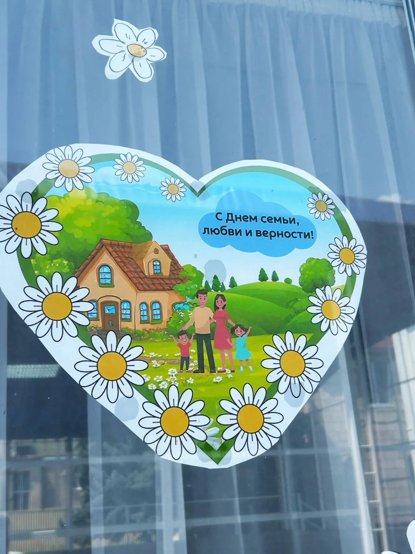 В рамках празднования Дня семьи, любви и верности сотрудники Районного Дома культуры оформили окна у