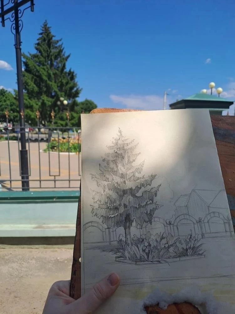 ☀️ Лето, солнце, мольберт — время пленэра!
Июнь — самое волшебное время в детской школе искусств: на