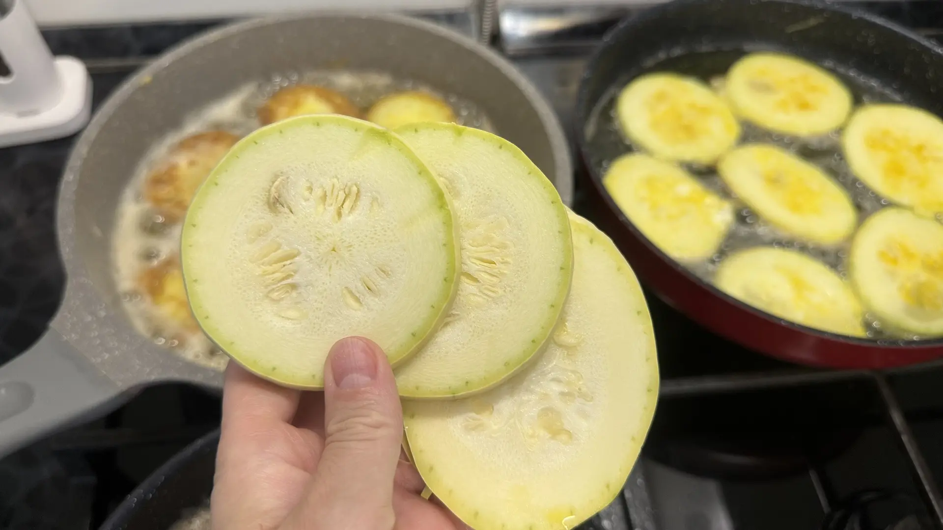 Кабачки в яйце с чесночно-огуречным соусом