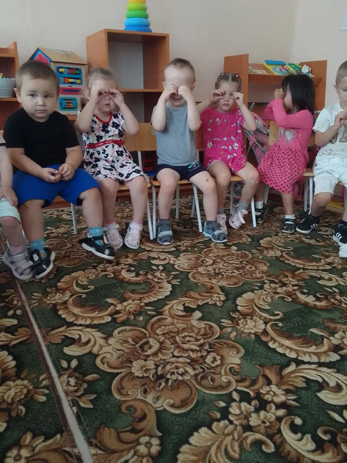 Один летний день в нашей группе раннего возраста начинается с веселой утренней зарядки....