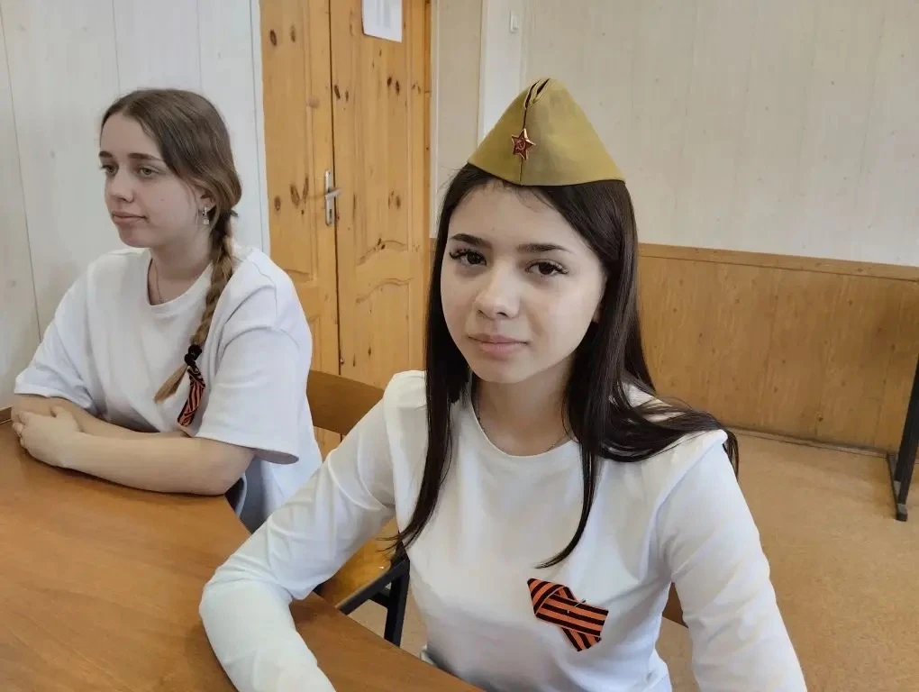 В группе ОТТ2-25 прошёл музыкально-поэтический час"Победный май", приуроченный к празднованию  Велик