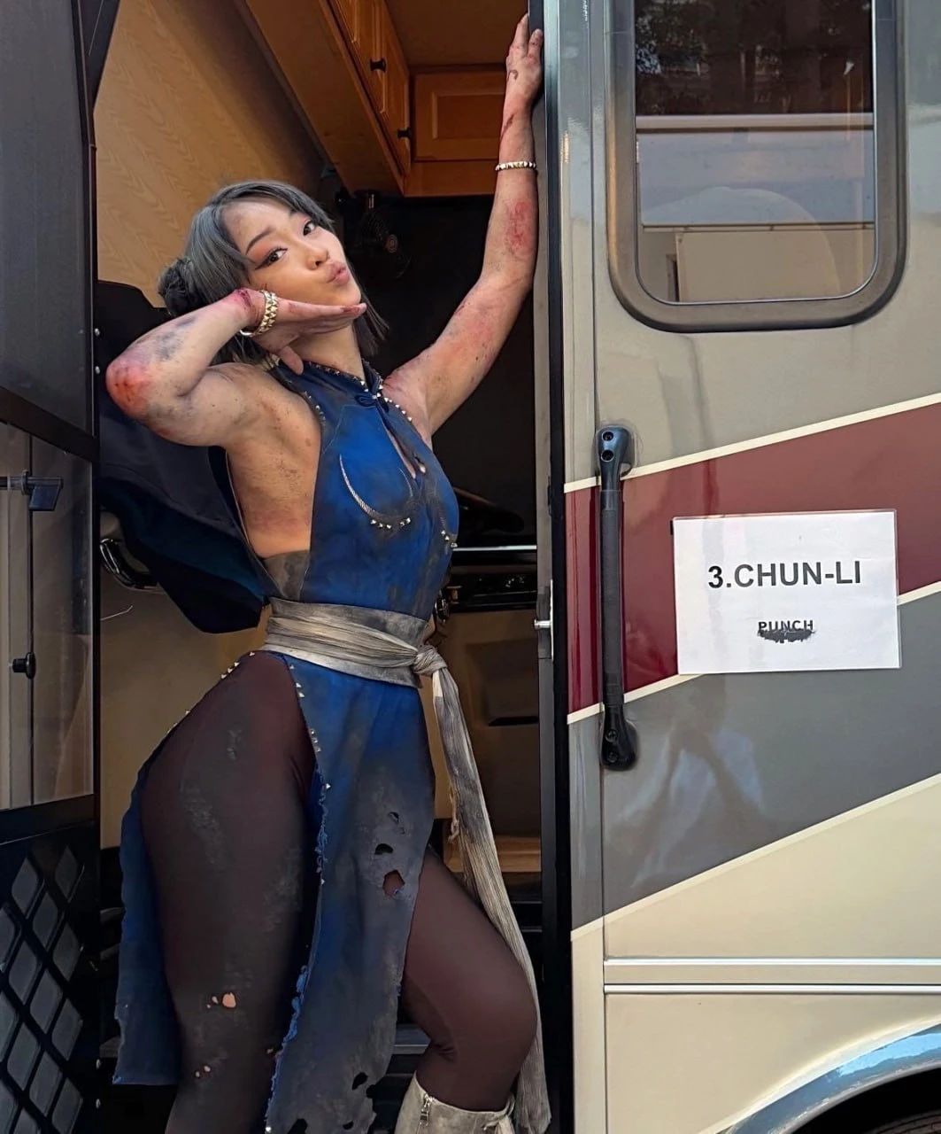 Каллина Лян в образе Чунь Ли на съёмках Street Fighter.