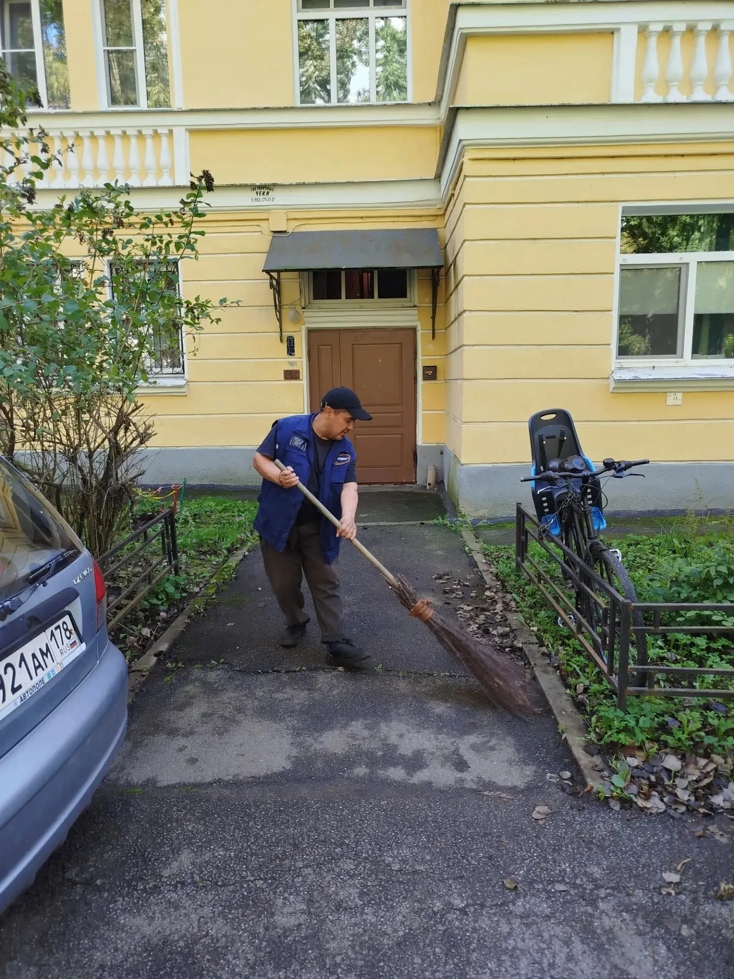 Уборка подходов и придомовой территории многоквартирного дома по адресу:улица Пилотов, ...
