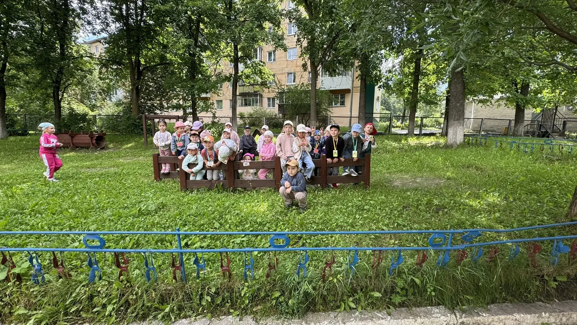 Сегодня между группами «Почемучки» и «Непоседы» прошли веселые спортивные соревнования. 

 Юные спор