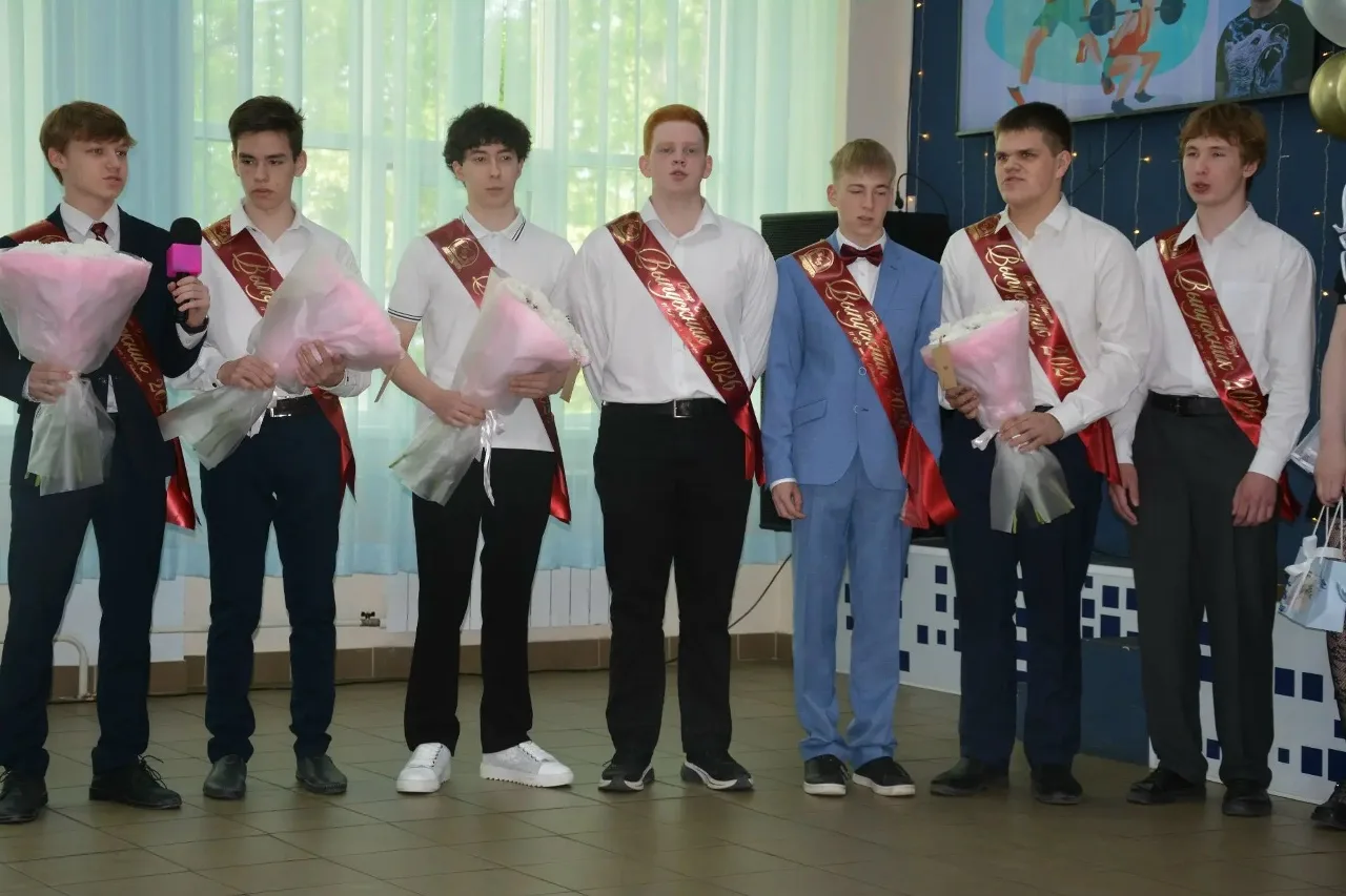📢27 мая прошла торжественная линейка посвящённая Последнему звонку для выпускников 11‑...