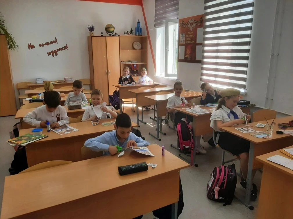 В МБОУ СОШ №3 прошли мастер-классы по изготовлению поздравительных открыток для ветеранов. Мероприят