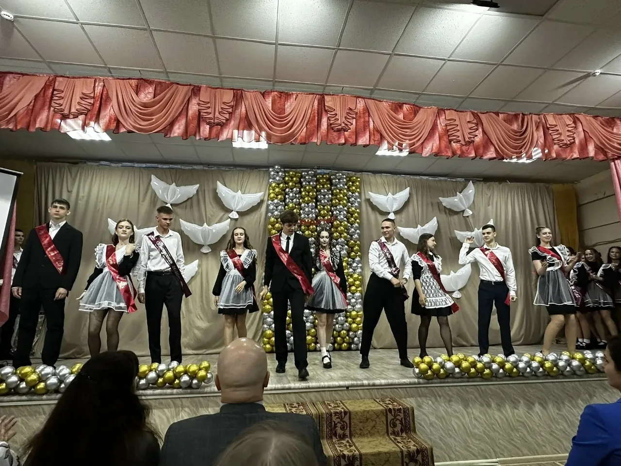 Позади последние уроки,  И немного грусть таится в вас,  Не такими строгими с порога  Вдруг учителя 