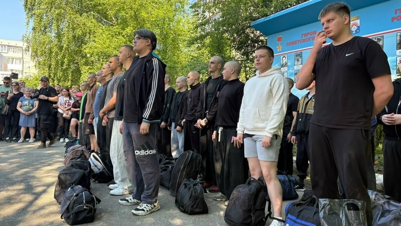 27 серовчан проводили в армию

18 июня от стен военкомата в Серове на срочную службу отправились 27 