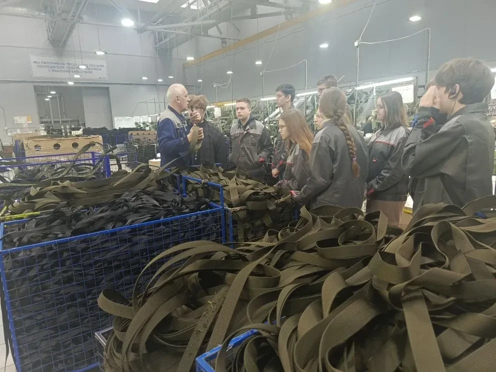 Продолжаем профориентационный марафон! 🏭 8 "Е" принял эстафету и отправился штурмовать цех АО «Завод