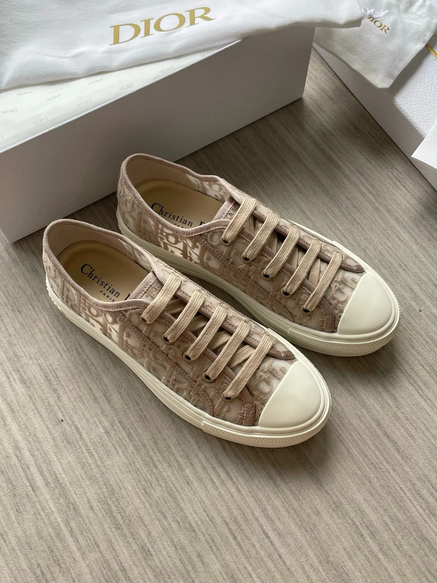 Обувь Dior (original quality)
#Dior 
Полный комплект бутика 🩵