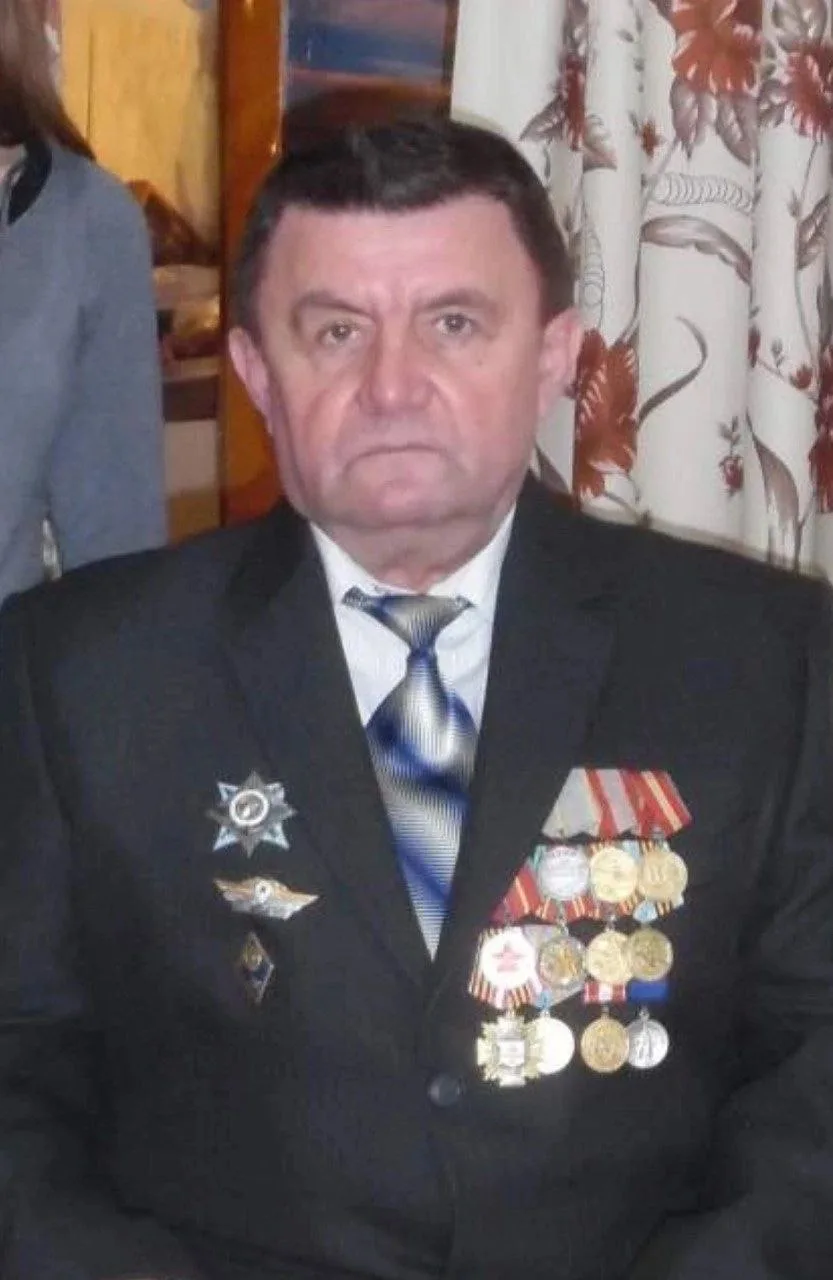 А вот он и сам. Помяните его, кто помнит !