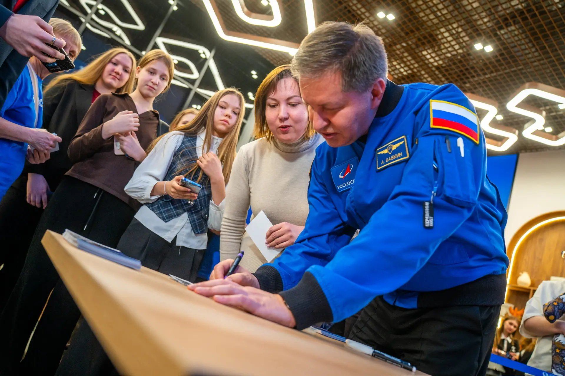 Космонавт Андрей Бабкин встретился с югорчанами  Президент России объявил 6–12 апреля первой Неделей