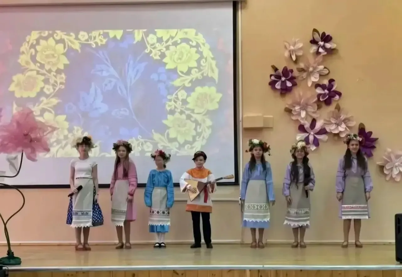 Сегодня в школе прошёл яркий праздник, посвященный Международному женскому дню 8 Марта, который объе