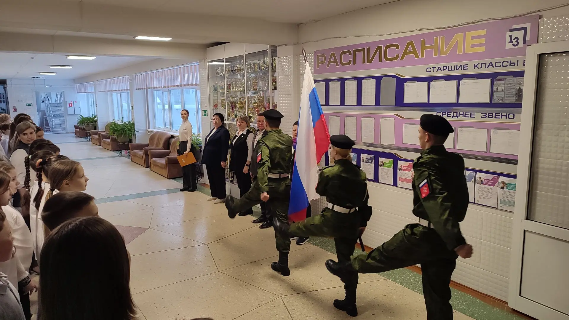🇷🇺 Новая учебная неделя в гимназии традиционно началась с торжественной линейки: выноса флага Россий