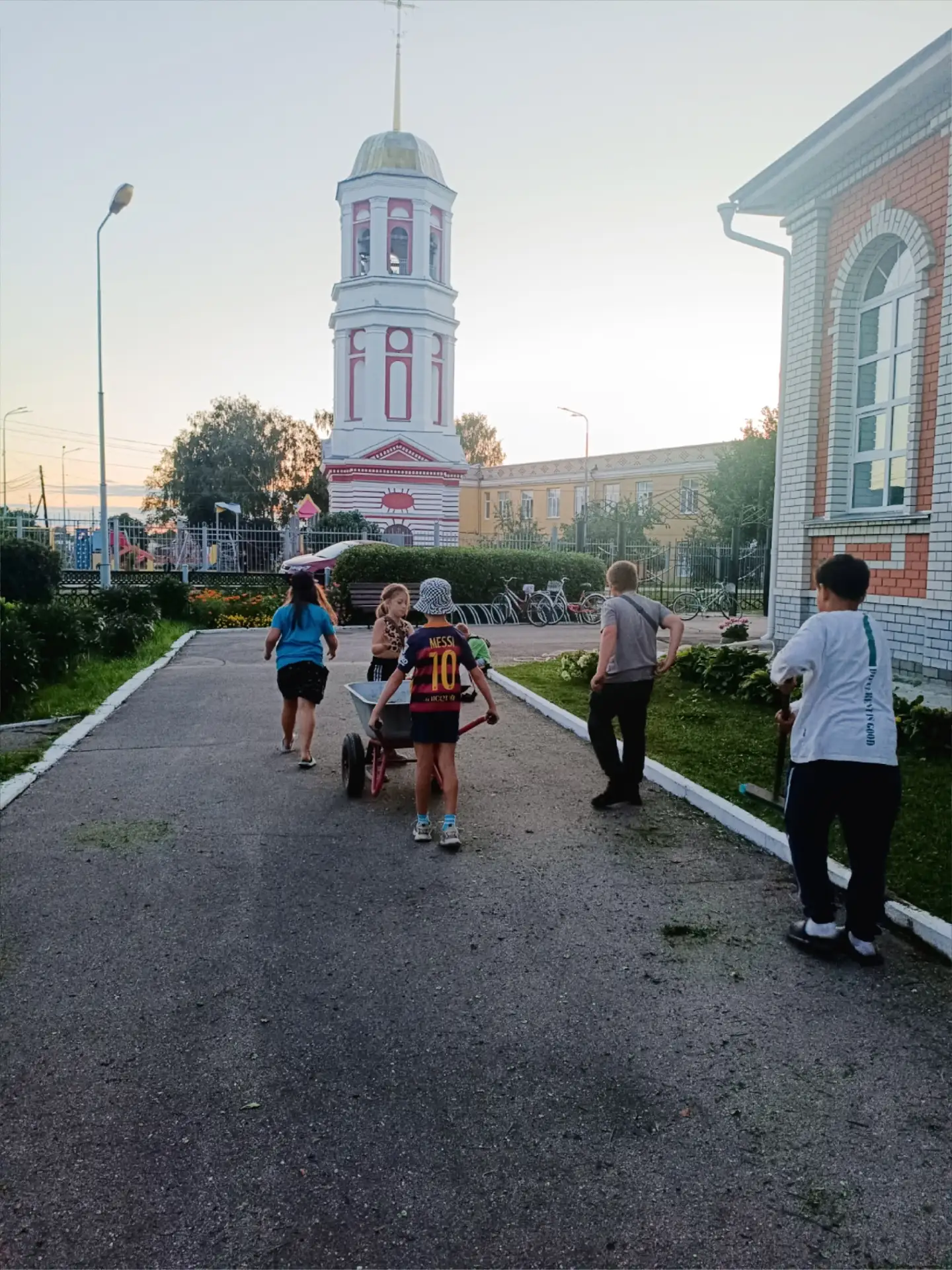 В Арзамасе благоустраивают территорию храма — прихожане вышли на уборку