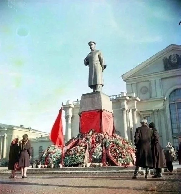 Памятник И.В. Сталину в Вильнюсе в дни траура, март 1953 года.