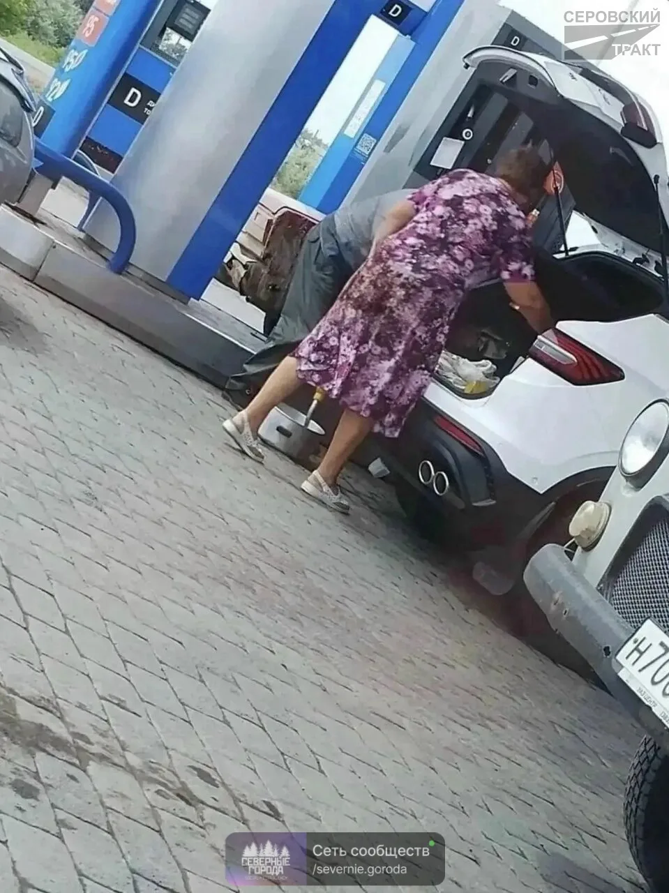 В Серове бензин начали заливать и в кастрюли