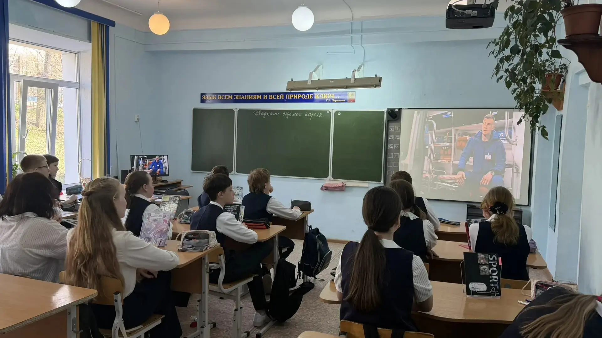Один в поле не воин. 🤝  Сегодня на «Разговорах о важном» в 6 «А» классе подняли одну из самых жизнен