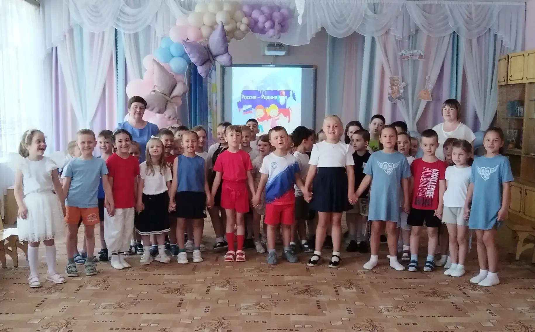 🇷🇺❤️🇷🇺 С Днём России! 
С праздником свободы!
Счастья, радости, успехов вам – навек!
Пронесите в 
