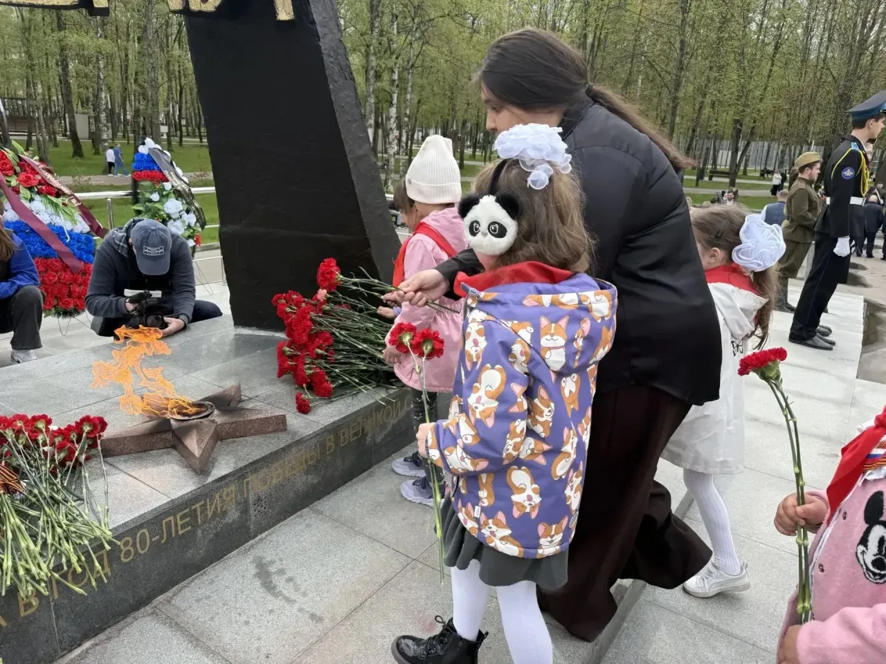 🇷🇺 Сегодня мы склоняем головы перед подвигом поколения победителей. 🙏  В памятный день к Вечному огн