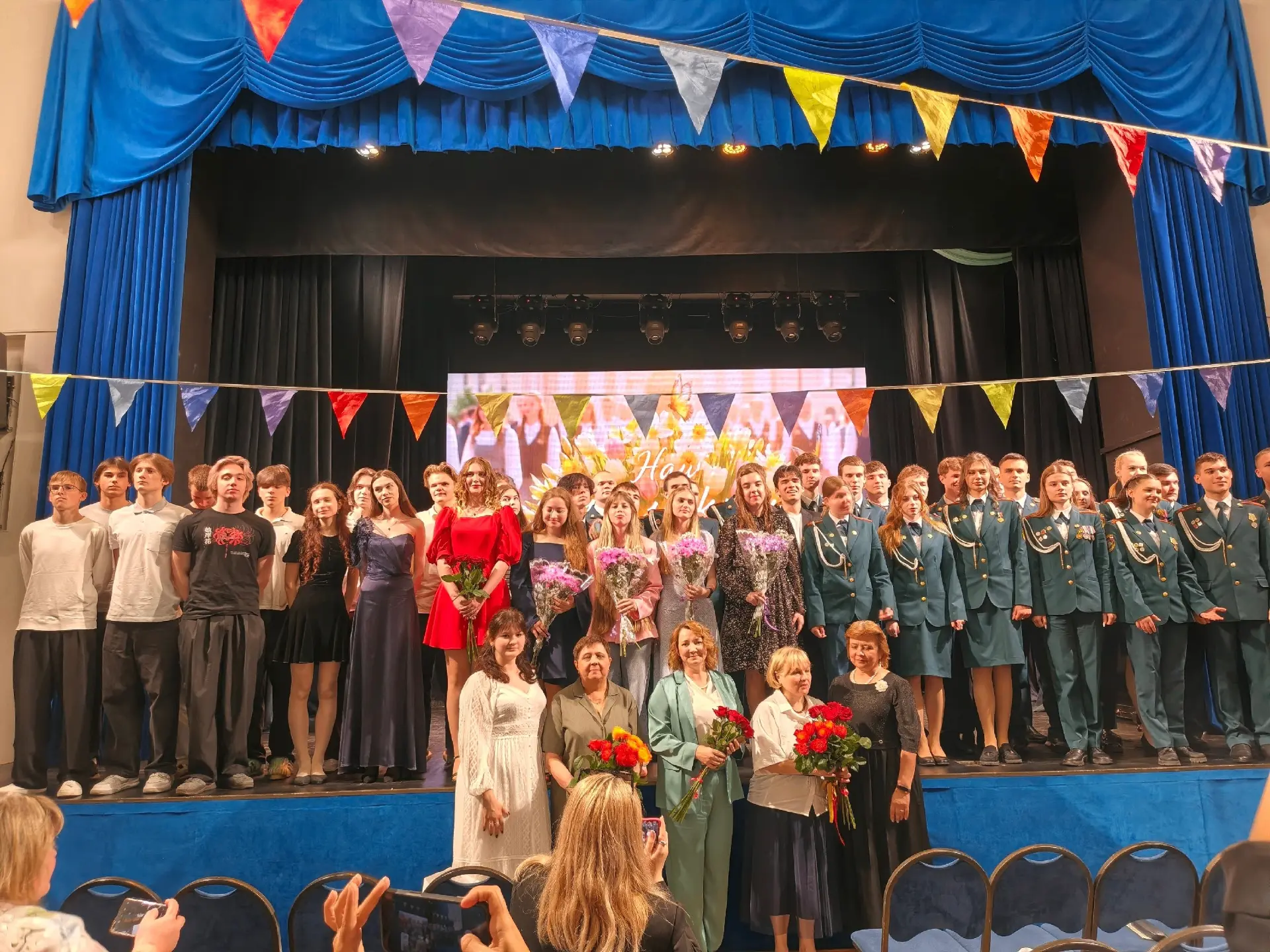 🎓✨Сегодня в ЦДК «Кировец» состоялась торжественная церемония вручения аттестатов нашим одиннадцатик