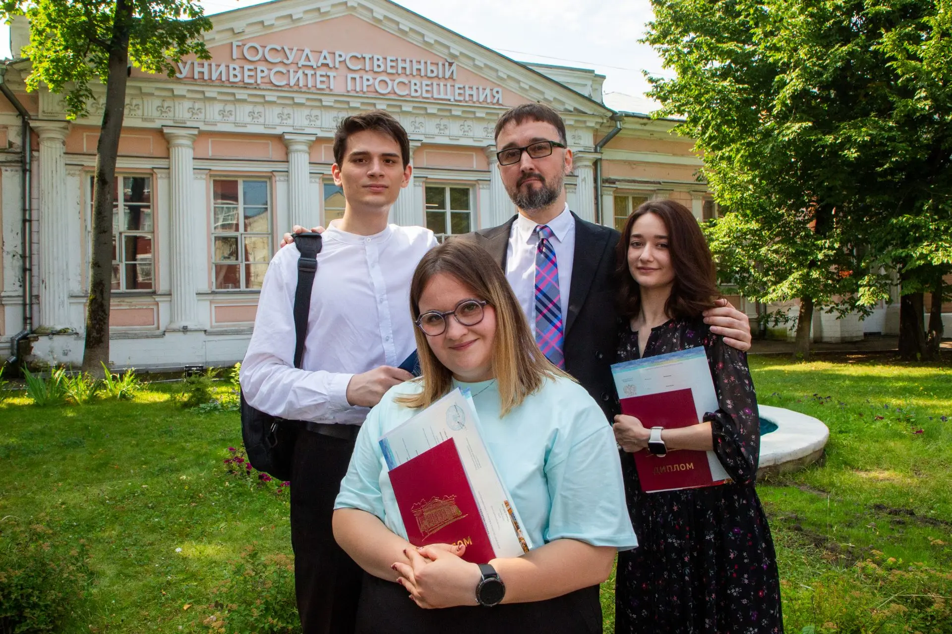 Знания, ведущие к цели 🎓

В руках у магистров факультетов дошкольного, начального и специального об