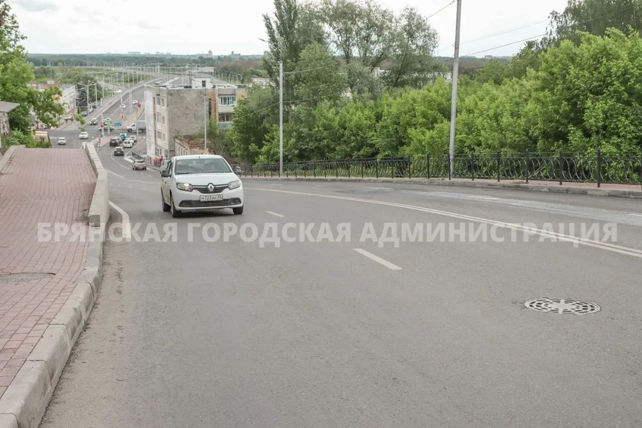 На улице Горького в Брянске устанавливают чёрные ажурные ограждения  Подрядчик «Брянскавтодор» завер