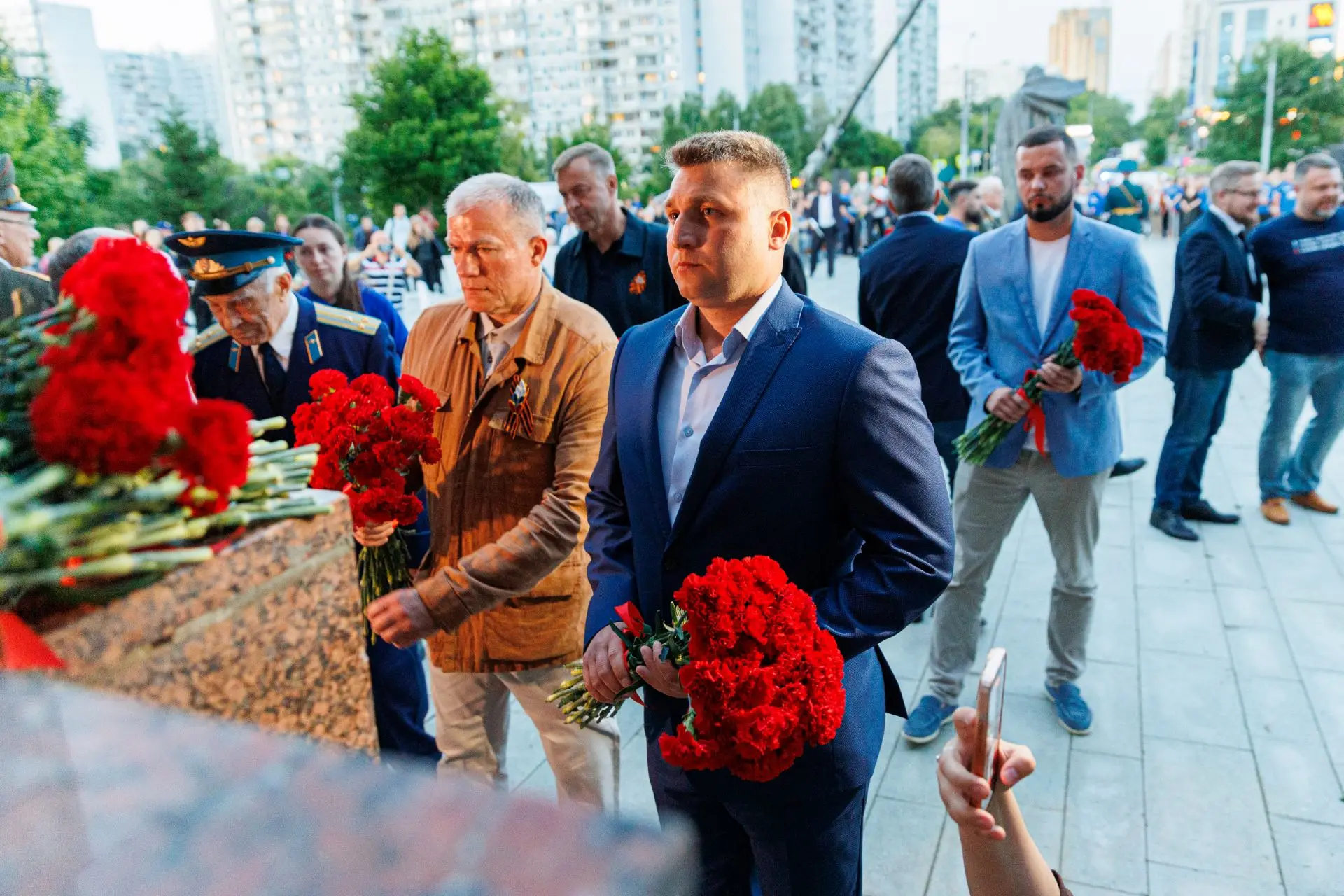 Ветеран боевых действий Эдуард Шонов принял участие в акции «Свеча памяти» в Крылатском
 
Накануне Д