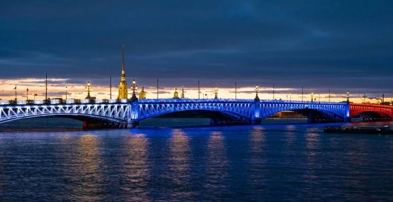 🇷🇺 Три моста Петербурга окрасятся в цвета триколора в День города.