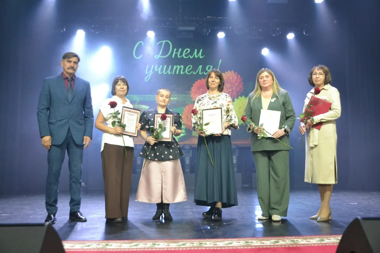 Свет знаний и сила сердца: в Кирово-Чепецке чествовали педагогов!
