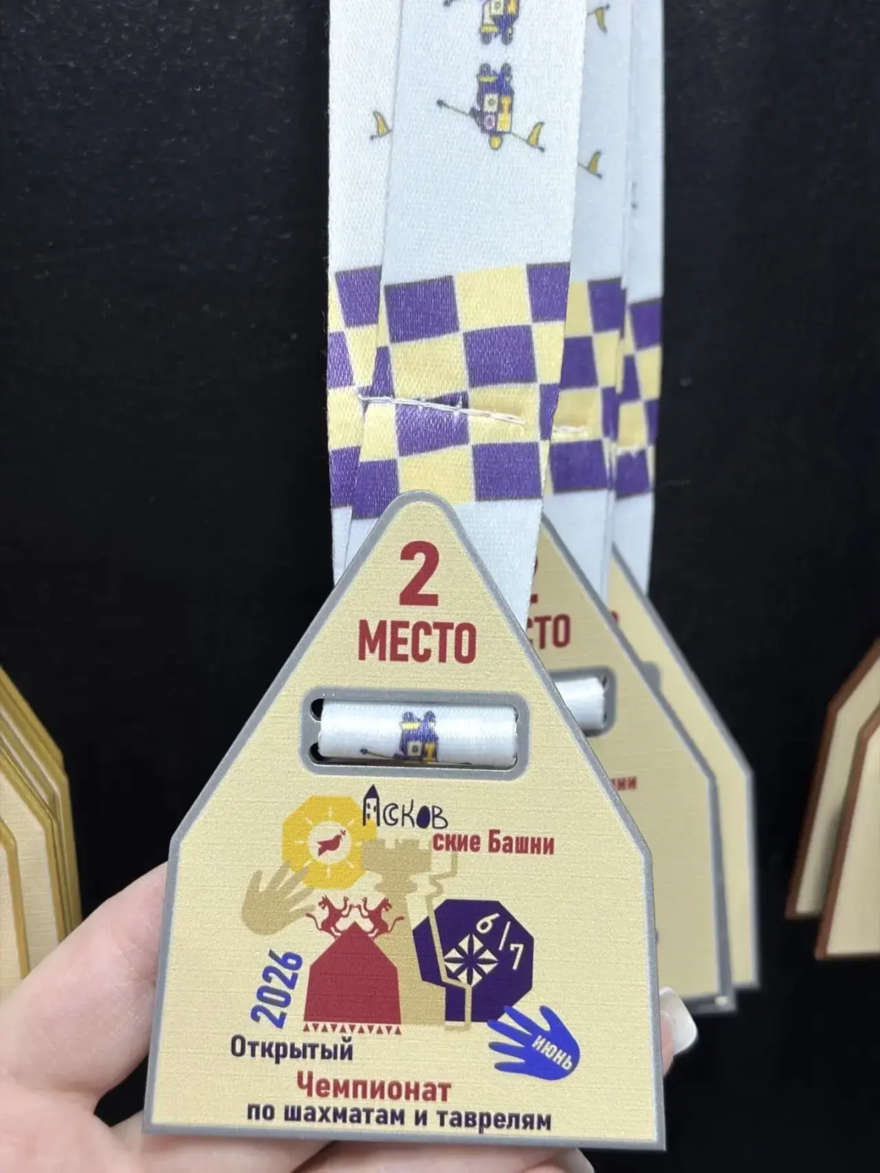 Вот такое интересное крепление ленты можно реализовать ✅

Медаль из металла (дизайнерская), лента су