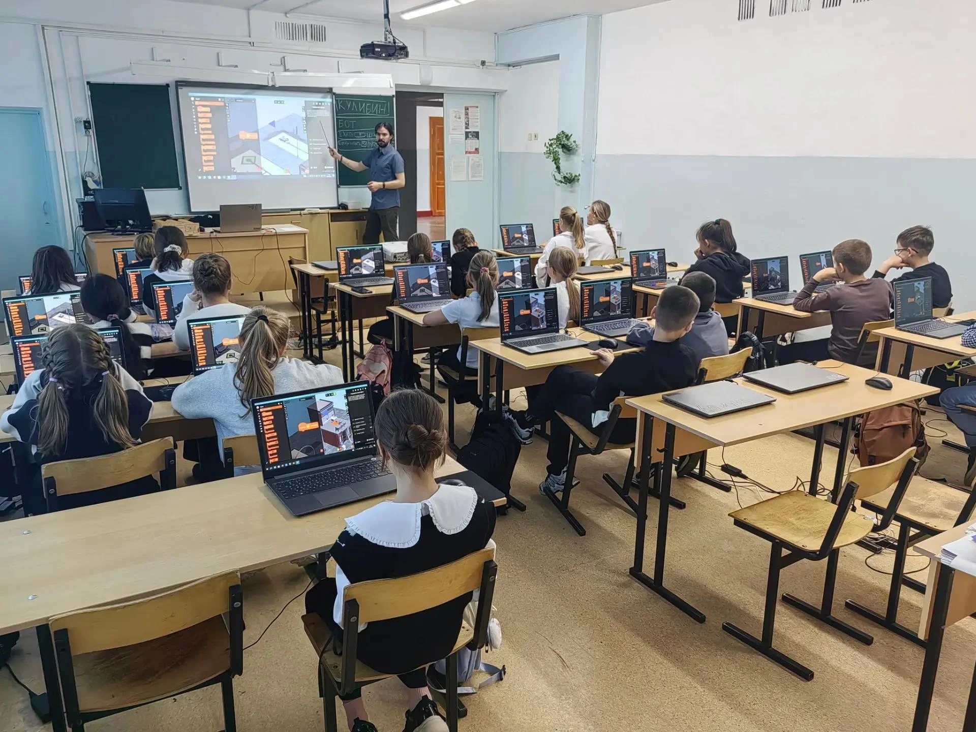 🤖Мобильный "Кванториум" проводит отборочный этап «Лиги КулибинТехно» в Елизовской школ...