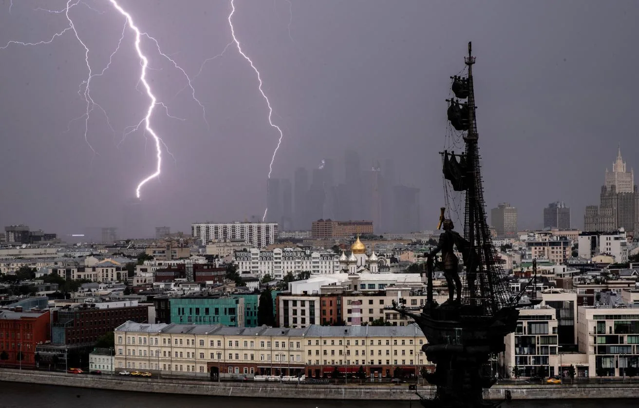 ⚡️ На фоне аномальной жары завтра в Московском регионе прогнозируют грозы