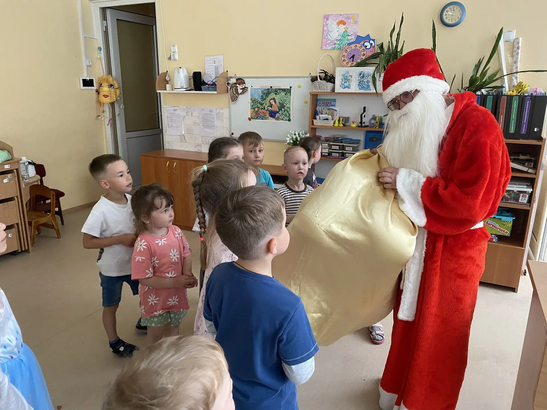 Снежки в июле? Легко! ☀️🎅

Обычный день в саду превратился в сказку! В гостях у группы №11 неожидан