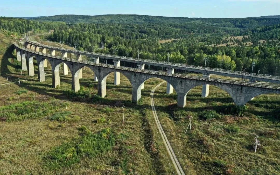 #СловоДня — Виадук

Виадук — это инженерное сооружение мостового типа, которое строят для прокладки 