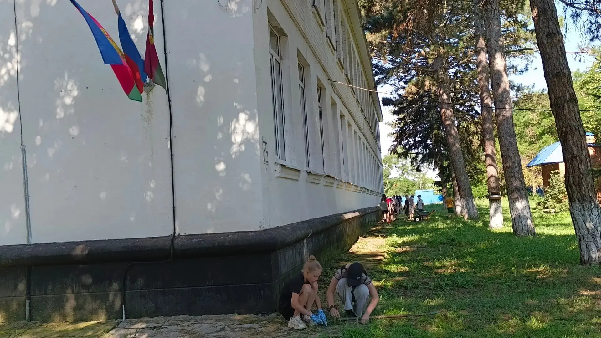 Ежегодно в школе работает летняя практика с целью улучшения состояния окружающей среды и повышения у