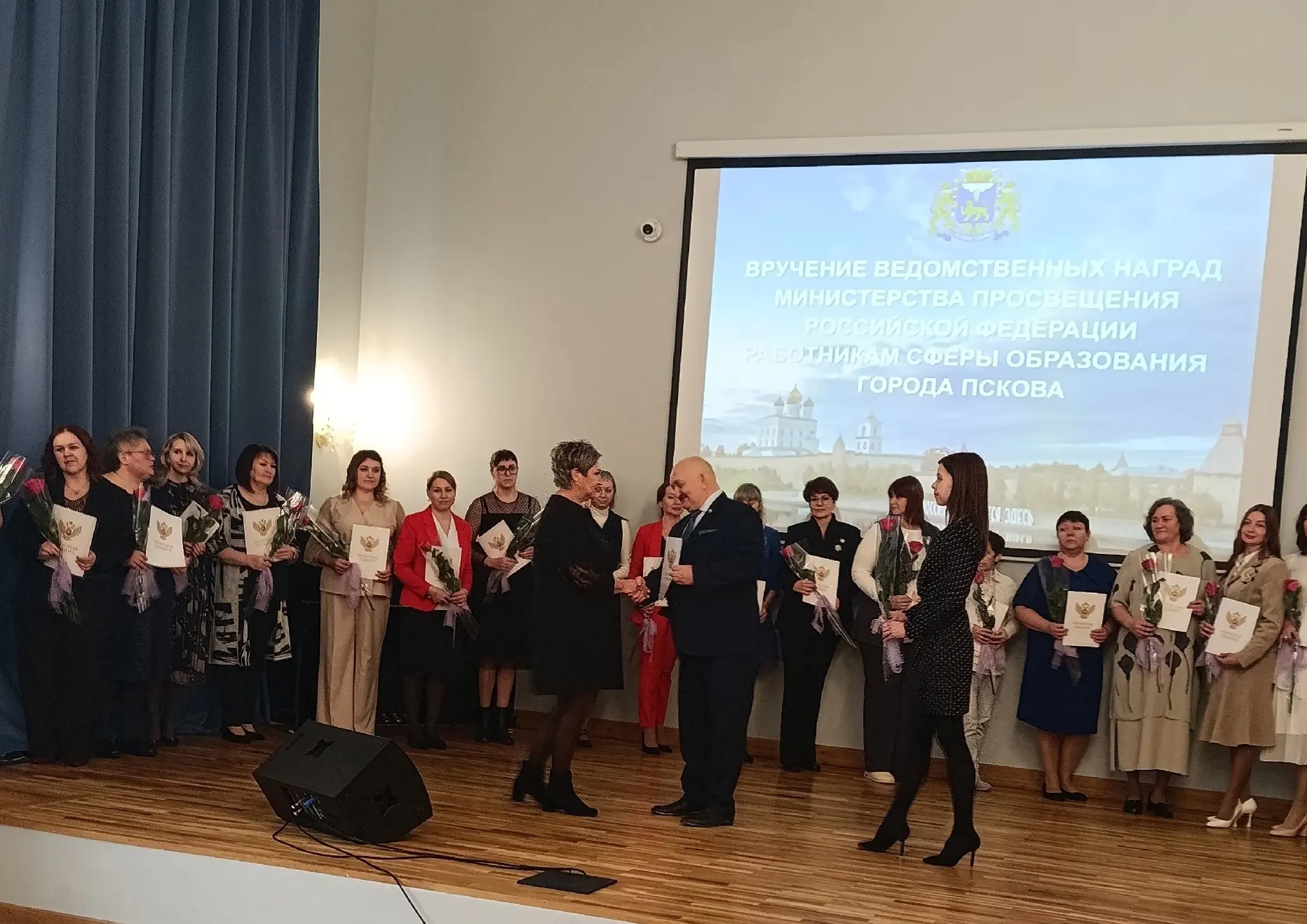 Поздравляем нашего замечательного  педагога Филюкову Светлану Григорьевну с заслуженной наградой - П