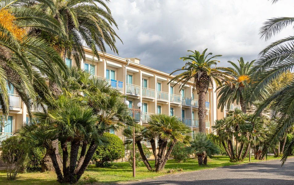 Парк-отель «Amza Park Hotel» (Абхазия) – курортный отель в 22 километрах от Адлера. Он был открыт в 