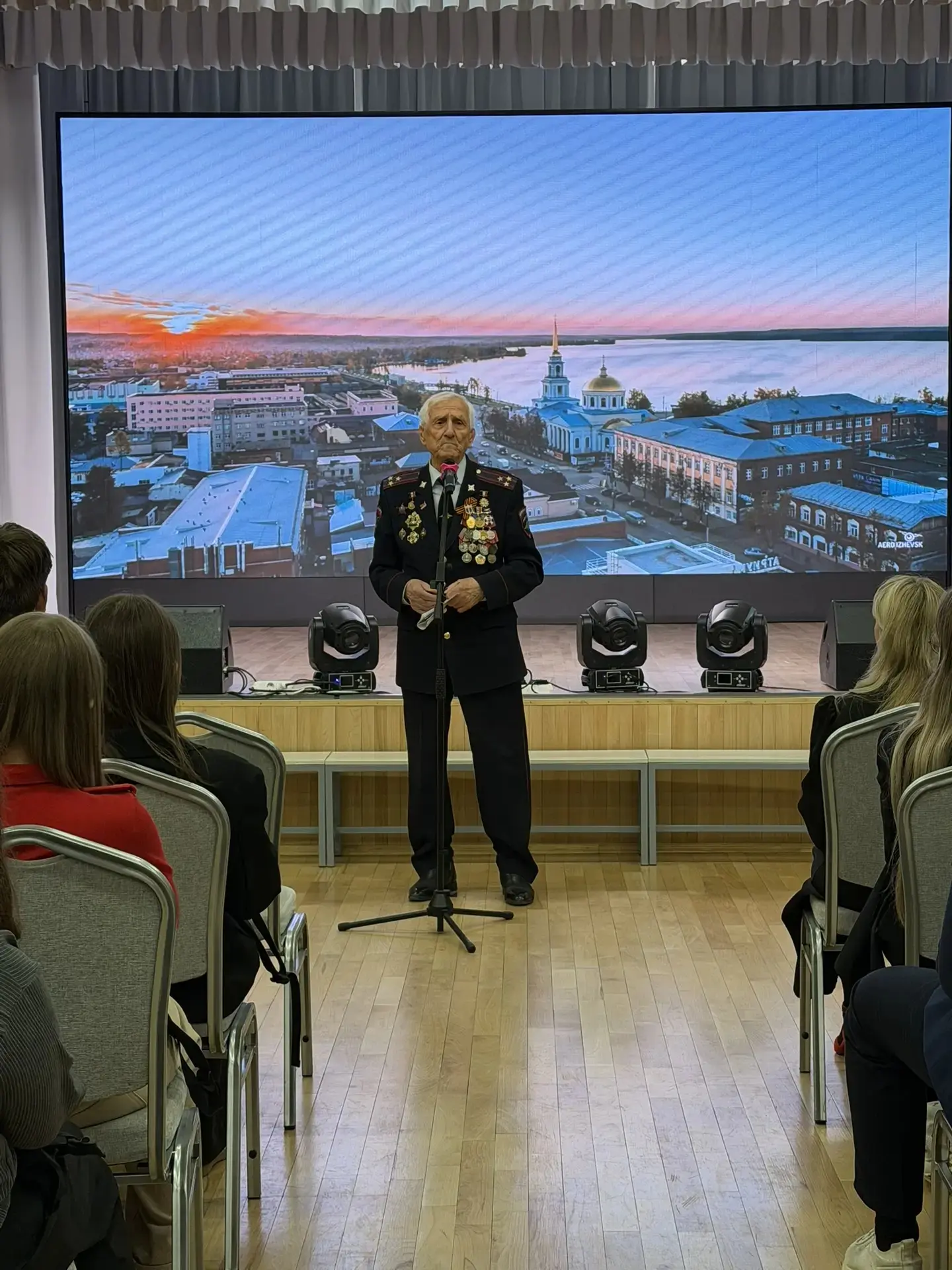 Урок мужества в школе №5: встреча с легендой!   Нашу школу посетил удивительный гость — Санников Гер