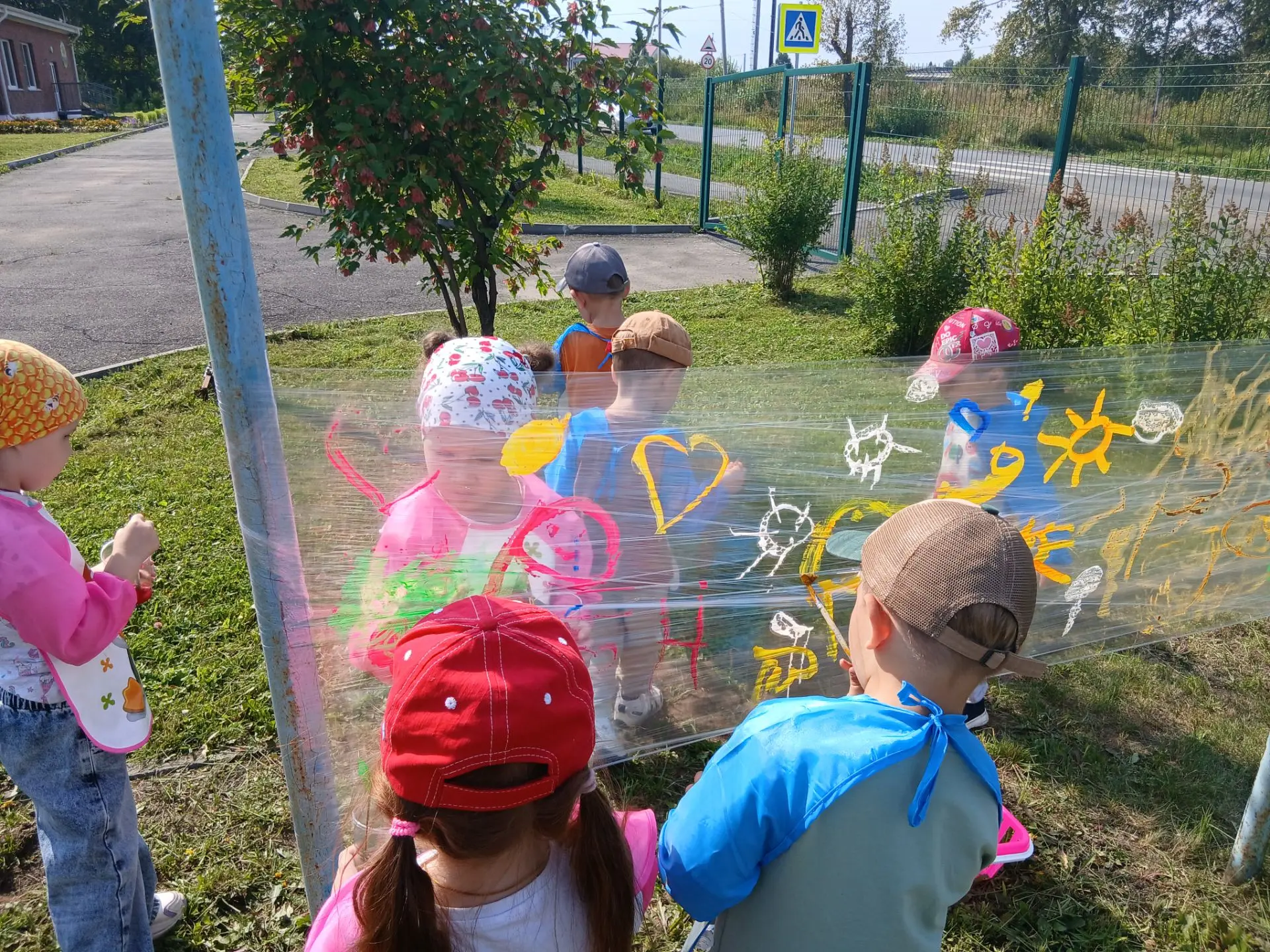 🎉 Волшебные краски: в группе «Лучики» открыли секрет рисования на пищевой плёнке! 🎉