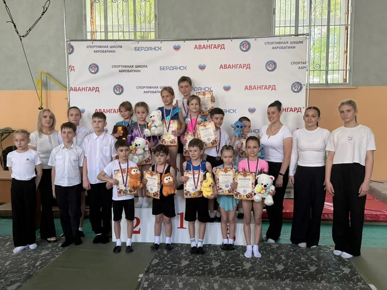 🏆 В Бердянске подвели итоги учебного года в секции акробатики