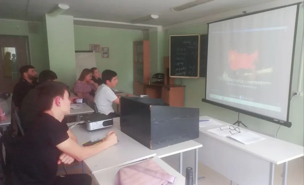 «Я, ты, он, она — вместе целая страна»

Студенческий научный кружок «Русское слово» провёл в канун Д