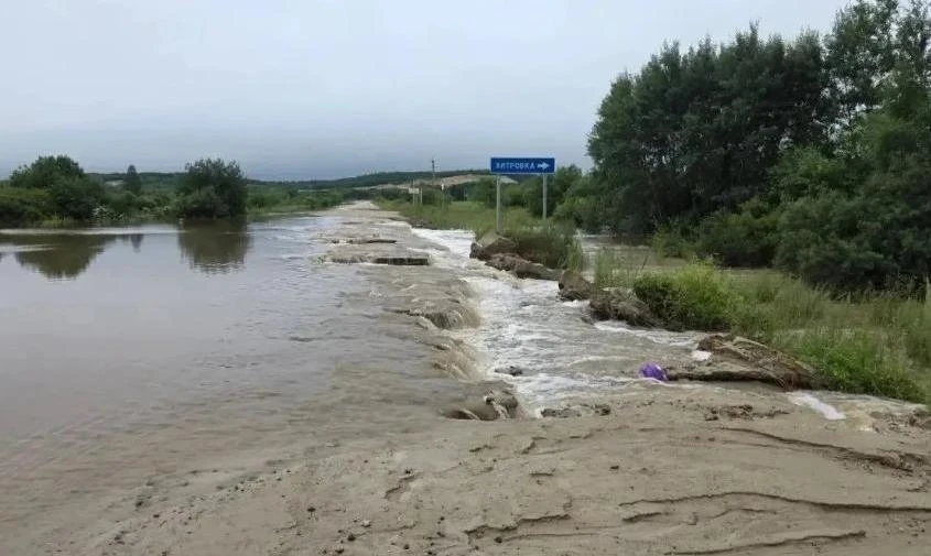 🚧 Проезд закрыт: в Серышевском округе снова размыло дорогу

Проезд по участку трассы Белогорск — Се